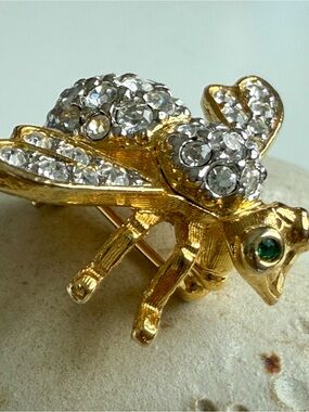 Vintage Joan Rivers Pave Crystal Rhinestone Gold Tone Green Eye Bee Pin Brooch